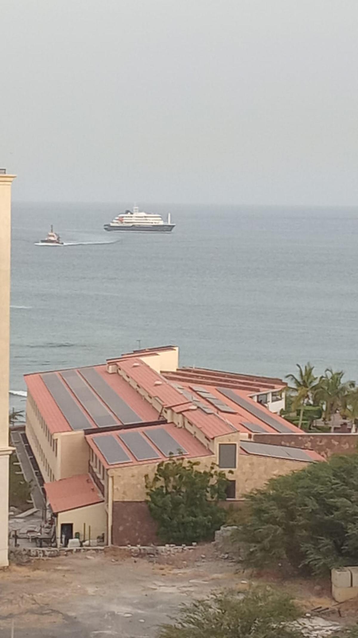 El Hondius fondeado frente a Praia, en Cabo Verde