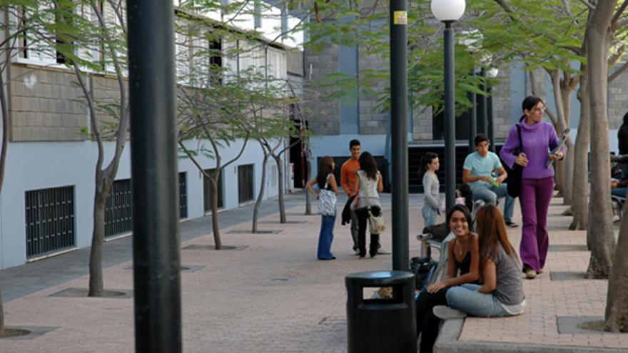 Estudiantes en el campus de Humanidades de la ULPGC.