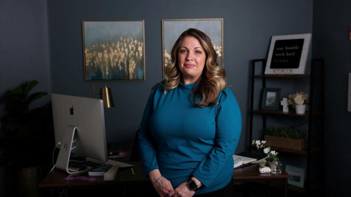La diseñadora web Lorie Smith, a quien el Supremo ha dado la razón en su negativa a trabajar en una boda gay por motivos religiosos, posa para un retrato en su oficina en Littleton, Colorado, el pasado noviembre.