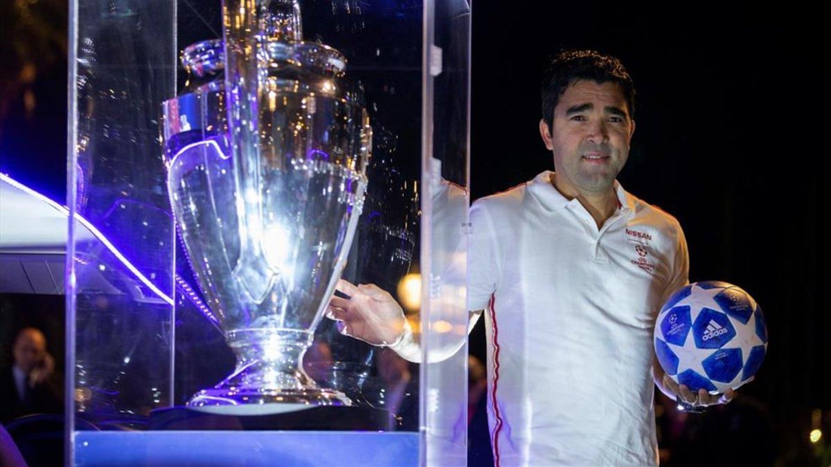 El exfutbolista Deco, en Barcelona como embajador de la UEFA Champions League Trophy Tour