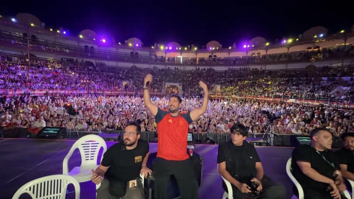Antonio Orozco viendo el partido España-Bélgica durante su concierto
