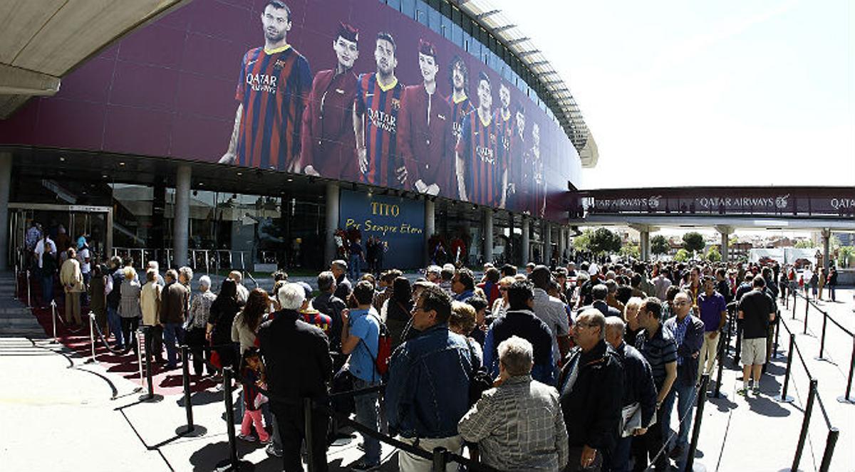 Aficionats del món del fubtol s’han acostat fins al Camp Nou per donar el seu últim adéu a Tito.