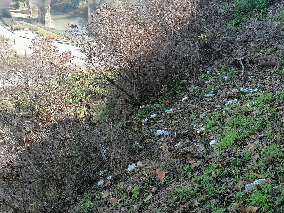 Llaunes i ampolles a dojo