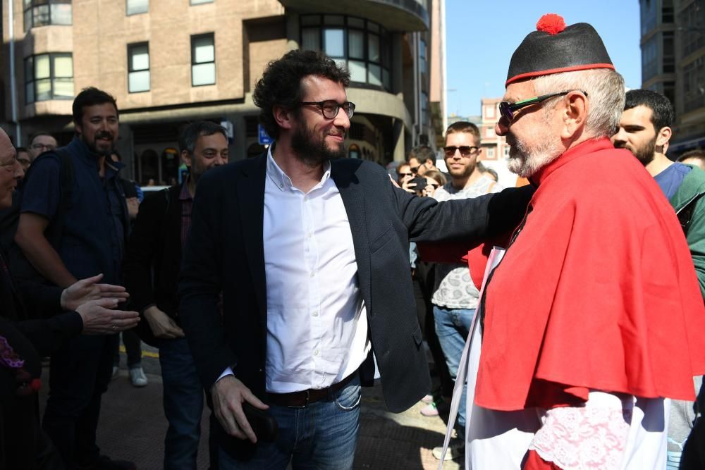 Cinco comparsas coruñesas se concentran en los juzgados de A Coruña antes de la declaración del concejal de Culturas. El alcalde, Xulio Ferreiro, también arropó al edil