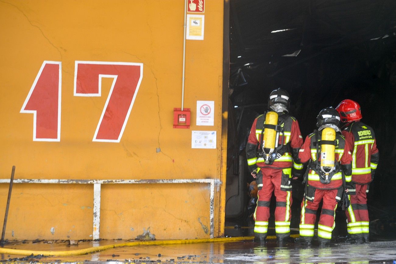 Bomberos de Las Palmas de Gran Canaria controlan el incendio de una nave multiusos en Mercalaspalmas