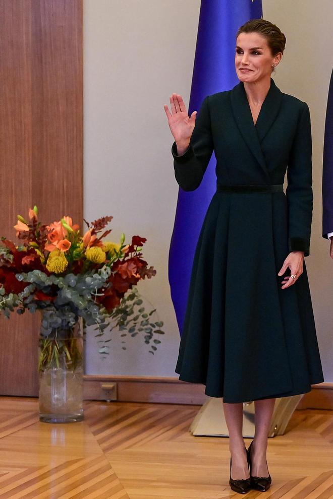 La reina Letizia, con vestido-abrigo verde en su viaje a Croacia