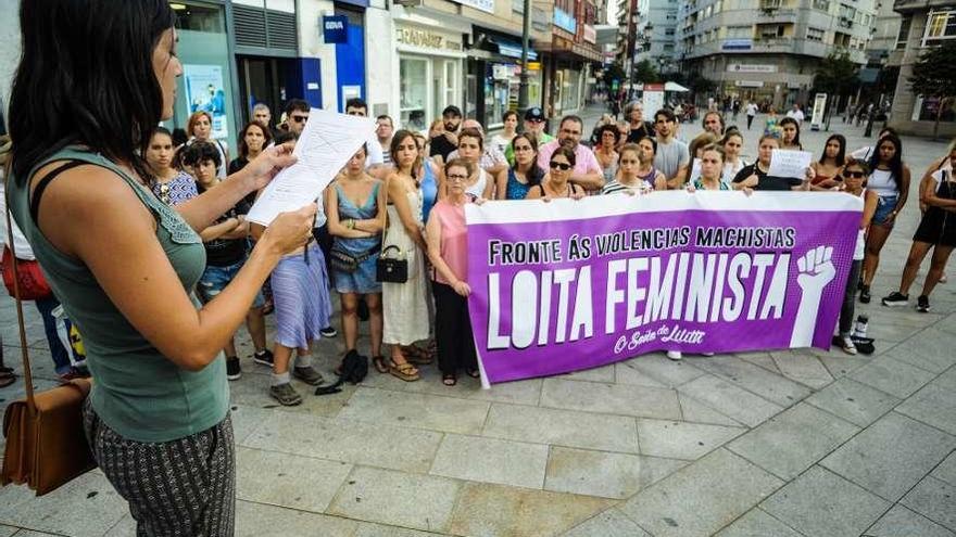 Paz Romagnoli (drcha.) leyó el manifiesto elaborado por el Colectivo Feminista de Pontevedra. // IA