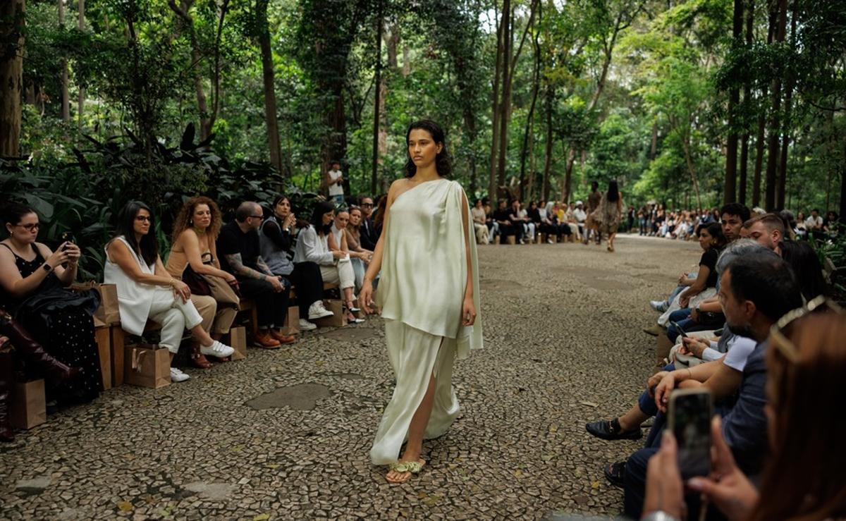 AME7870. SAO PAULO (BRASIL), 14/10/2025.- Una modelo desfila un diseÃ±o de la marca FlÃ¡via Aranha durante la 60Âª ediciÃ³n de la Semana de la Moda de SÃ£o Paulo 2025 este martes, en el Parque Trianon en SÃ£o Paulo (Brasil). EFE/Isaac Fontana