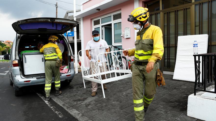 Los vecinos de La Palma intentan sacar algunas pertenencias mientras el volcán sigue arrojando magma