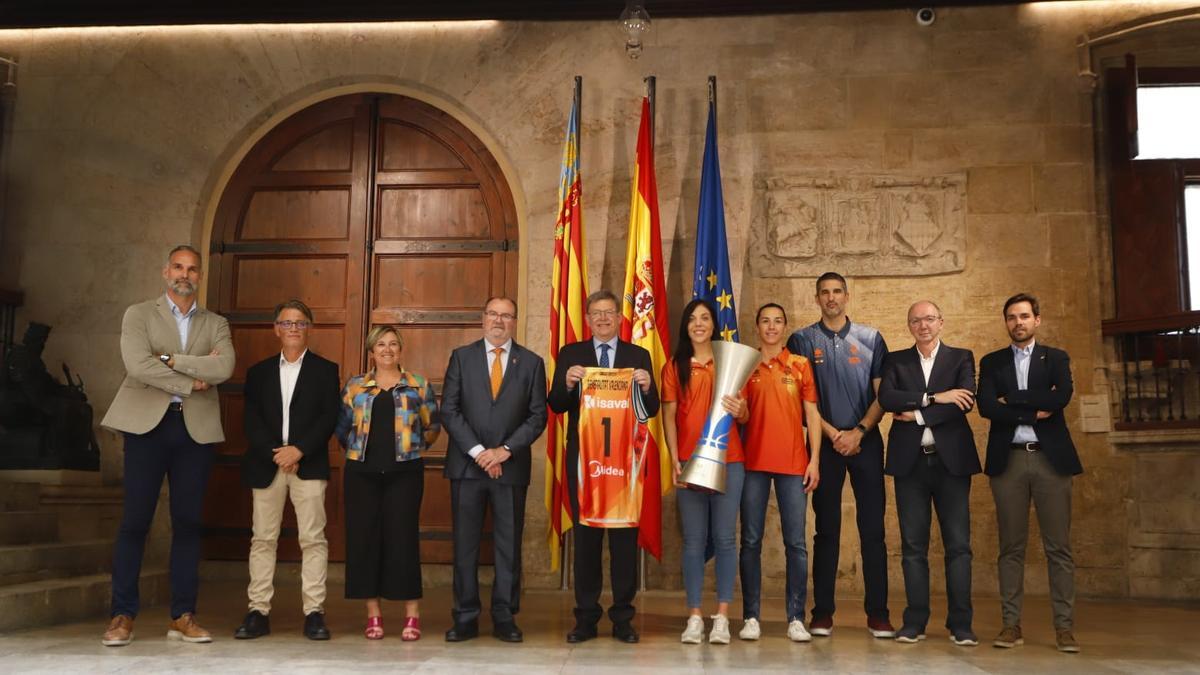El Valencia Basket ofreció su título de liga a las autoridades en la Generalitat