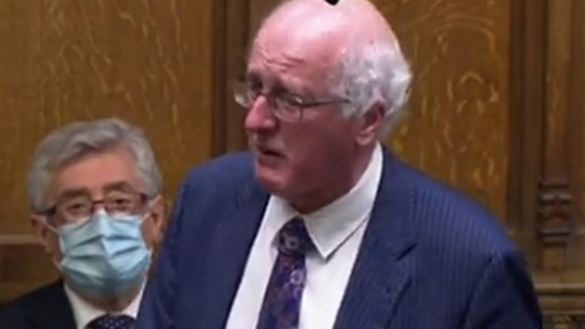 Un captura del vídeo en el que Jim Shannon rompe a llorar en la Cámara de los Comunes.