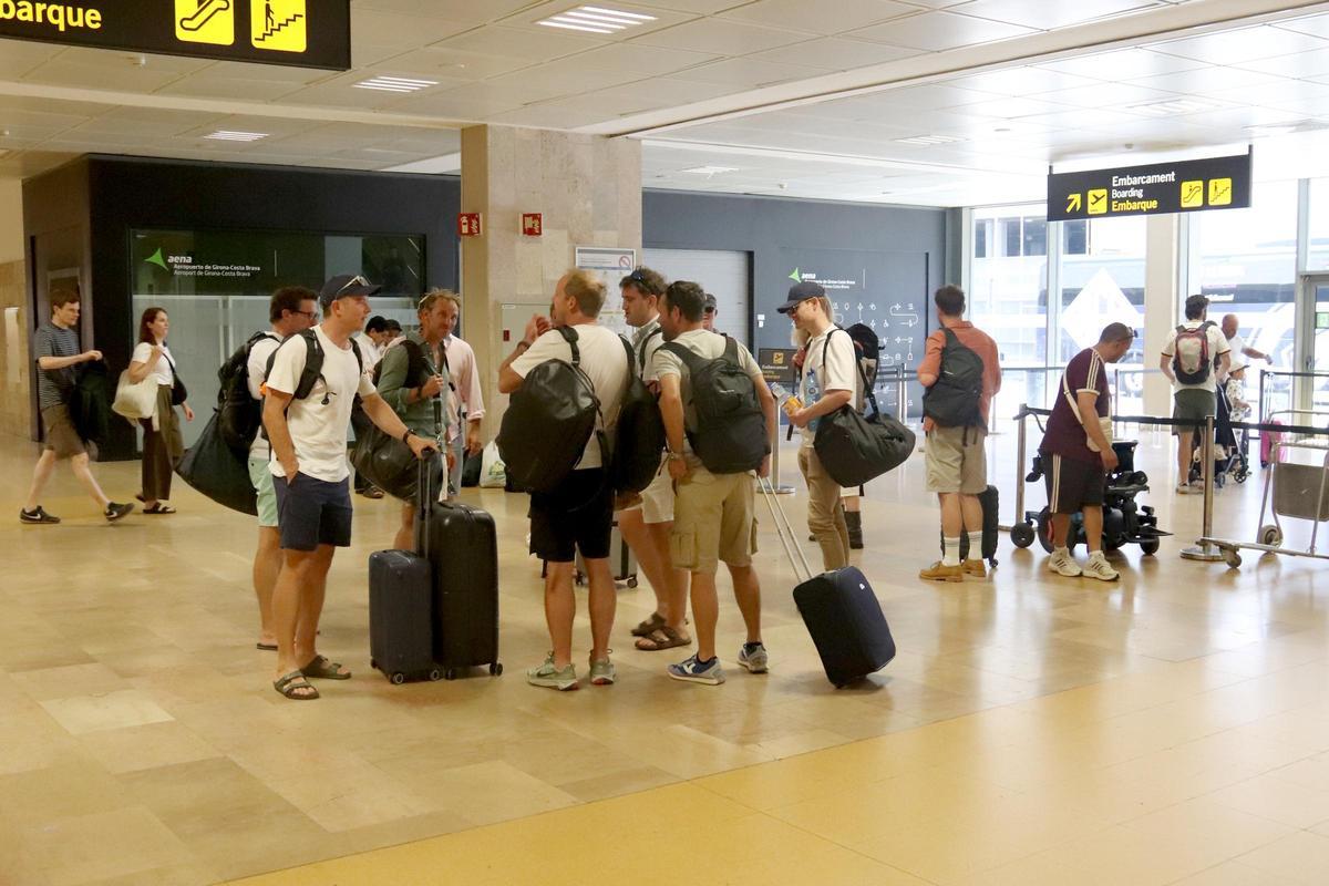 Un grup de turistes espera per fer el control de seguretat a l'aeroport de Girona
