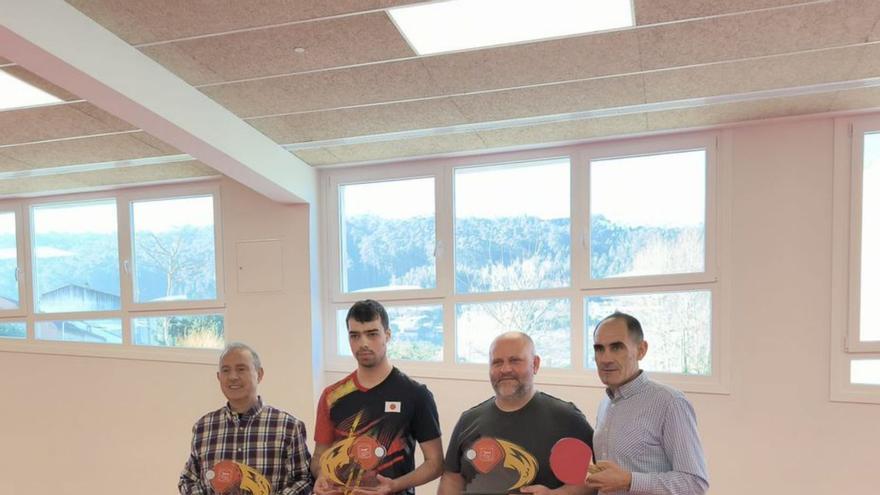 La piscina celebra el primer Torneo de Nadal de Ping Pong