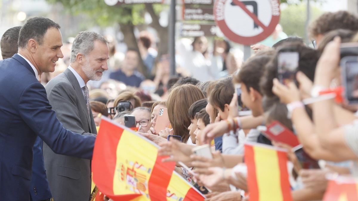 Felipe VI saluda a los vecinos de Lebrija durante su visita al municipio con motivo del 5º centenario de la muerte de Elio Antonio de Nebrija.