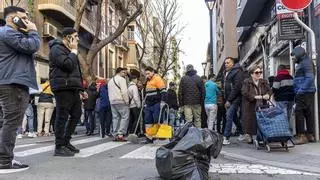 Comerciantes y vecinos exigen medidas contra las colas en el Consulado de Argelia en Alicante