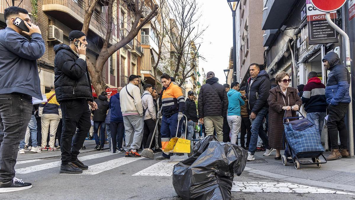 Comerciantes alertan de problemas de limpieza y seguridad por las colas ante el Consulado de Argelia en Alicante