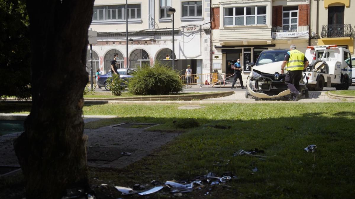 Estado del coche y el árbol contra el que ha chocado un turismo en Zamora.