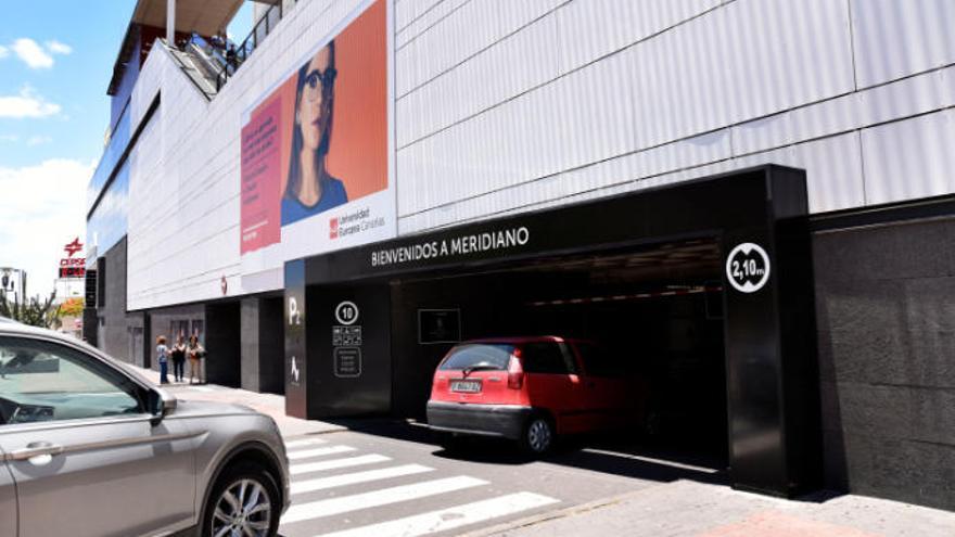 El Centro Comercial Meridiano fue inaugurado el 17 de junio de 2003 y cuenta con 2.000 plazas de aparcamiento.