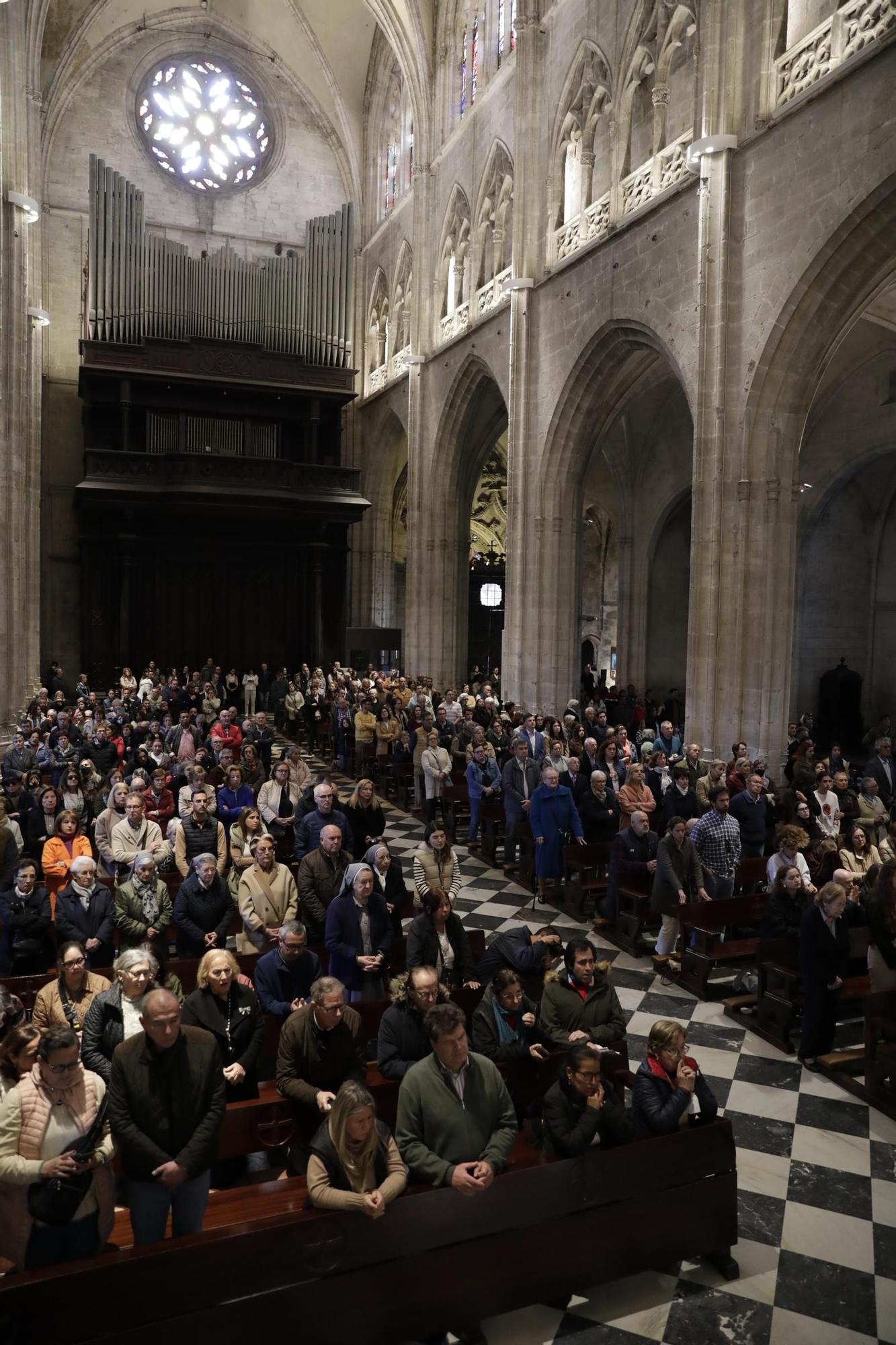 La procesión intergeneracional del Santo Entierro emociona Oviedo