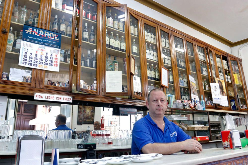 Francisco Cerezo, esta semana en el bar El Diamante, al que entró a trabajar con 22 años, y que compró tres años más tarde.