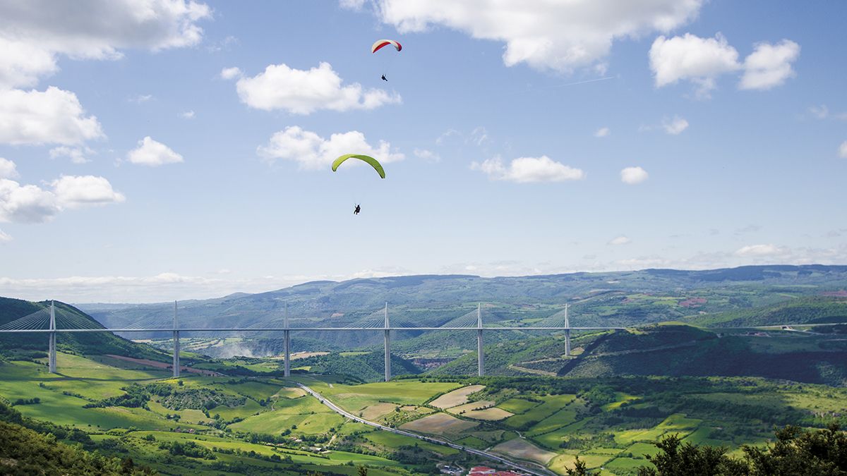 Parapentes sobrevolando el viaducto de Millau, el más alto del mundo, con 343 metros de altura sobre el valle del Tarn