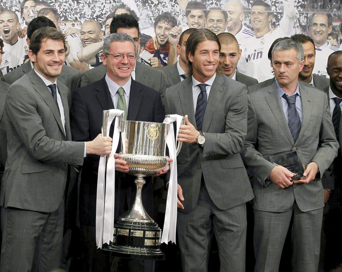 Iker Casillas, Alberto Ruiz-Gallardón, Sergio Ramos y Jose Mourinho, en la recepción oficial al Real Madrid campeón en el Ayuntamiento.