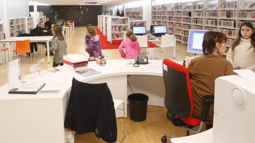 Catorze treballadors de la biblioteca pública se&#039;n van al carrer aquest mes