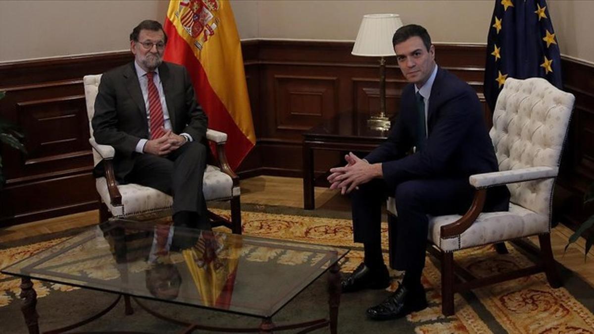 Los líderes de PP y PSOE, Mariano Rajoy y Pedro Sánchez, en una reciente reunión en el Congreso.
