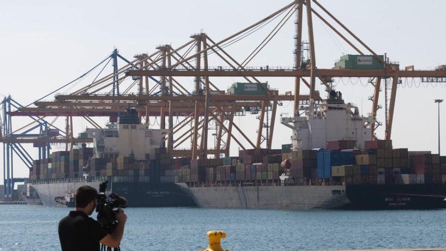 Varios cargueros en el puerto de Valencia