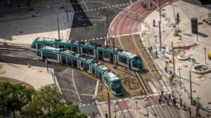 Dos tranvías del TramBesòs se bifurcan en la plaza de las Glòries.