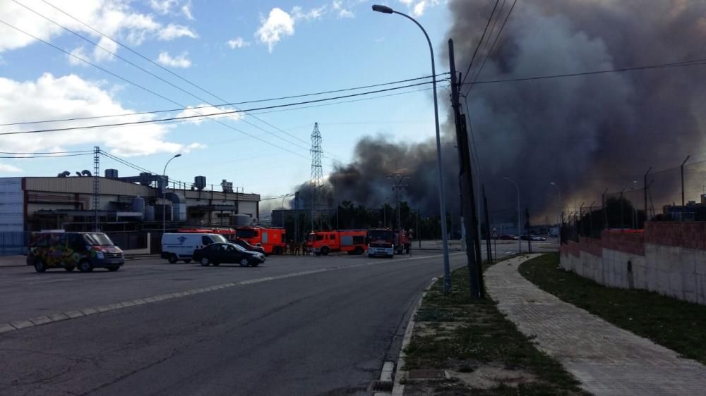 Espeluznante incendio en el polígono Fuente del Jarro