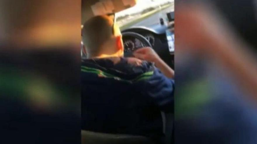 Un taxista de Madrid, grabado consumiendo cocaína mientras conduce