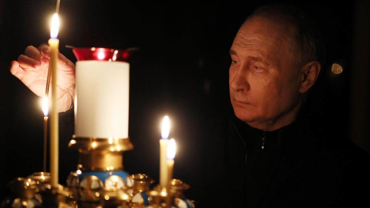 Vladimir Putin enciende una vela para conmemorar a las víctimas de un ataque terrorista en la sala de conciertos Crocus City Hall.