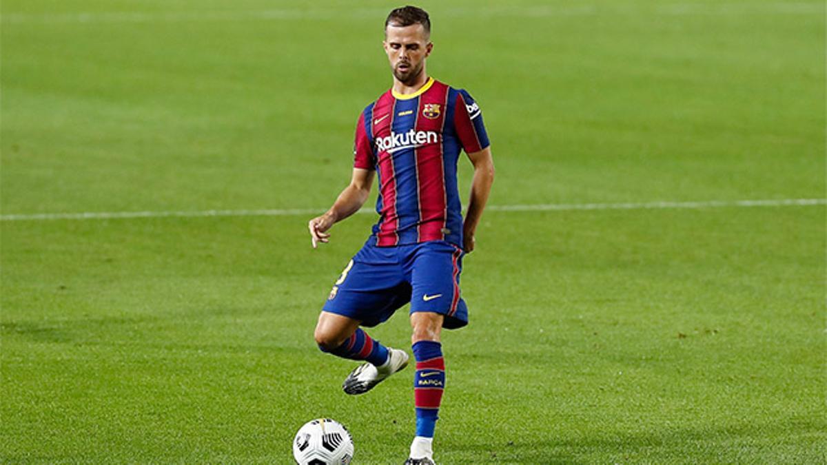 Pjanic en un encuentro con el FC Barcelona