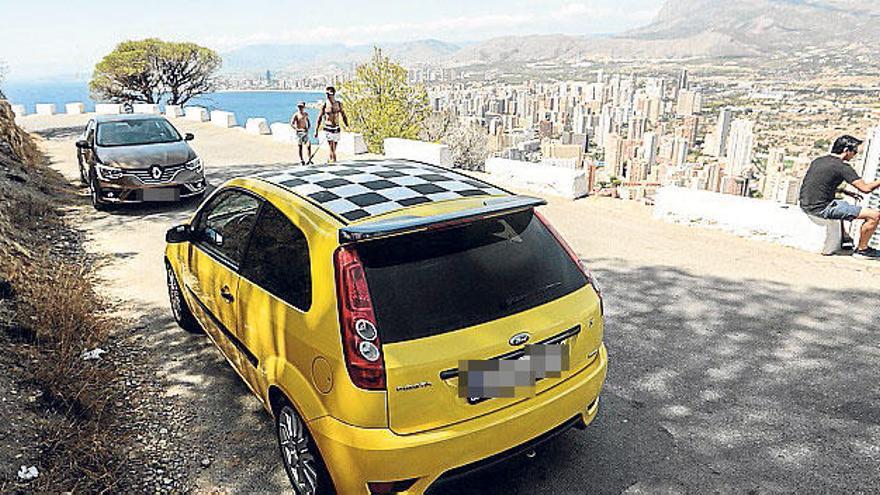 Benidorm estudia restringir los accesos en coche hasta la Cruz de la Serra Gelada