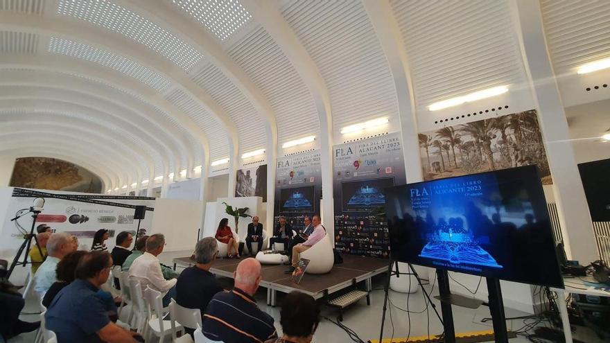 Vicent Garcia Devís y Charo Izquierdo, en la Feria del Libro de Alicante