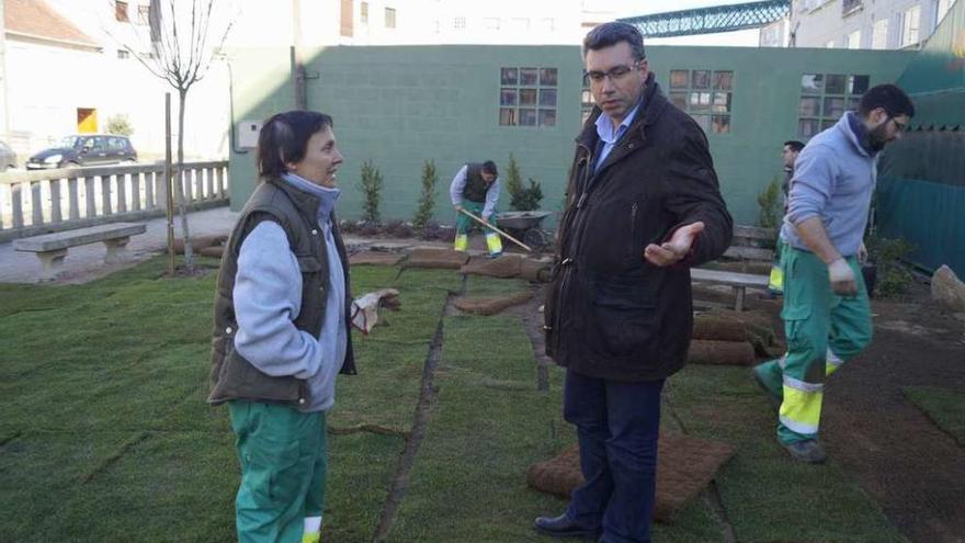 El alcalde de Redondela, Javier Bas, observa los trabajos en la zona del Salgueiral. // FdV