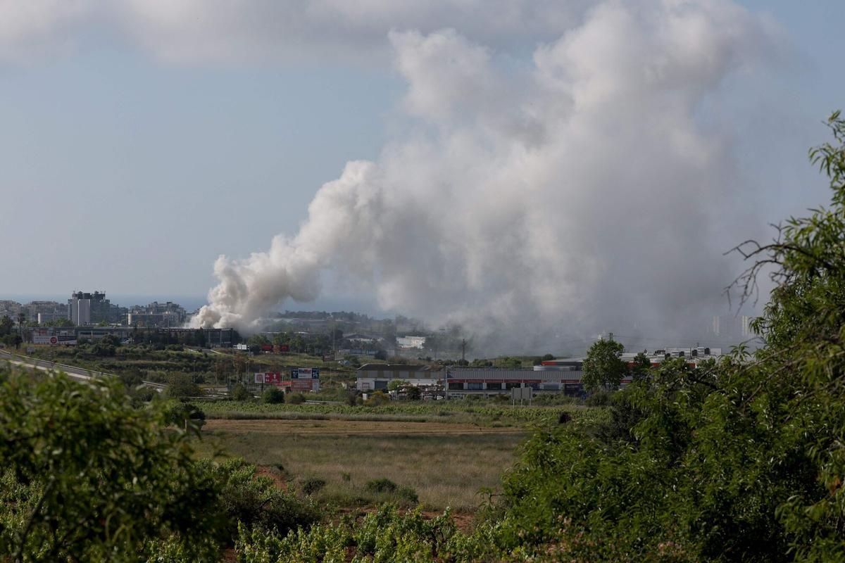 Una imagen tomada el 10 de mayo de 2025 muestra una columna de humo saliendo de un almacén de productos de limpieza para piscinas en la ciudad costera de Vilanova i la Geltrú, al sur de Barcelona. Las autoridades españolas instaron a más de 160.000 personas cerca de Barcelona a permanecer en sus casas el 10 de mayo después de que un incendio en una nave industrial liberara una nube tóxica de cloro sobre una amplia zona.