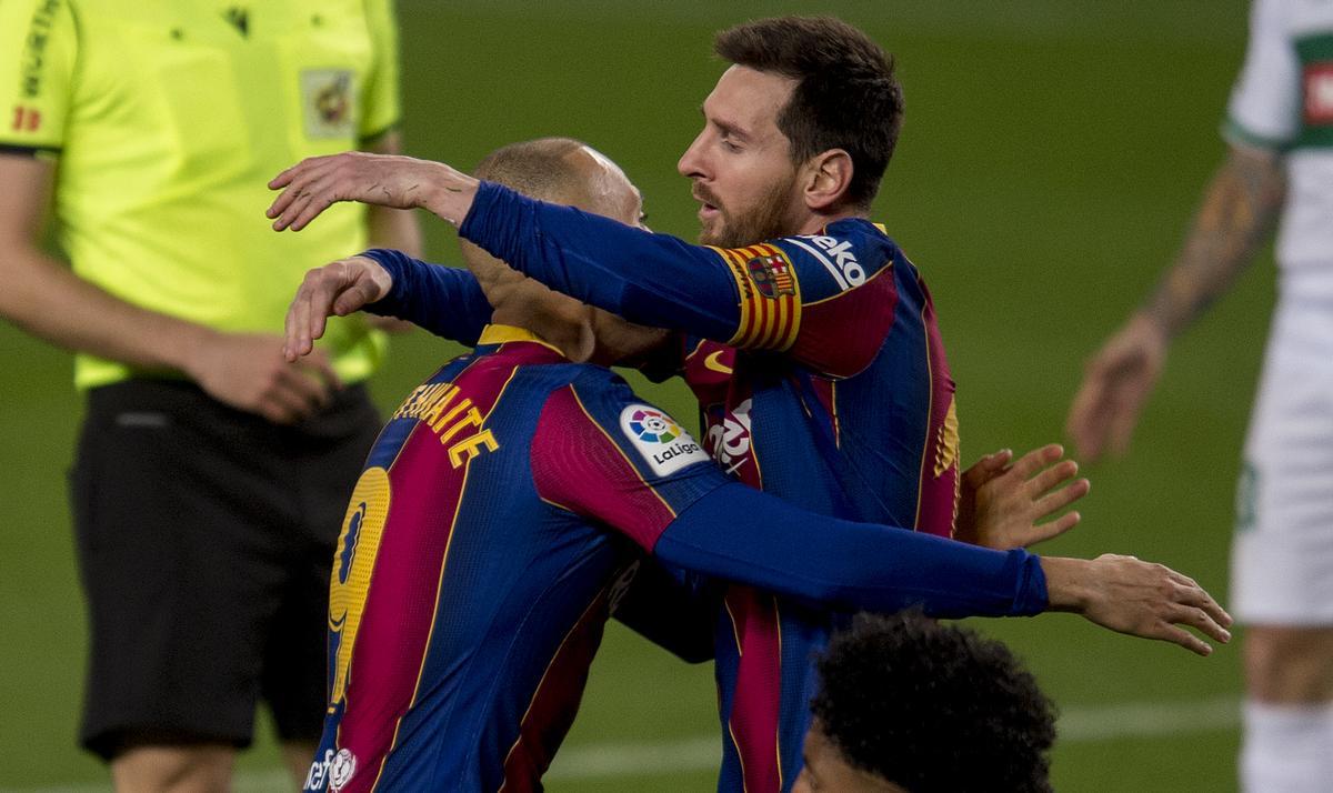 Messi y Braithwaite festejan uno de los goles del argentino al Elche en el Camp Nou.