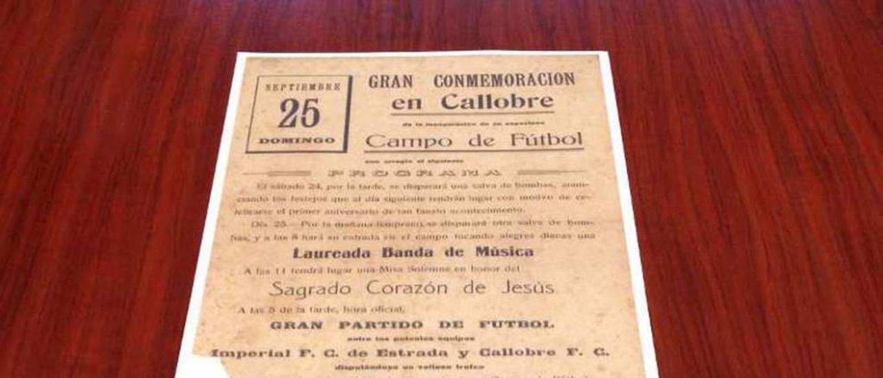 Imagen del cartel (arriba) en el que se anuncia el primer aniversario de la inauguración del campo del Callobre (en 1949) y del primer libro de actas del Callobre (abajo), en el que la directiva recogía lo sucedido en las primeras asambleas realizadas.