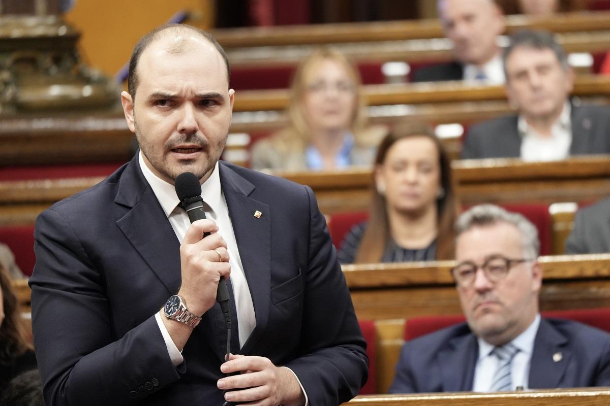 El conseller de la Presidència, Albert Dalmau, en el pleno del Parlament