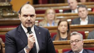 El conseller de la Presidència, Albert Dalmau, en el pleno del Parlament