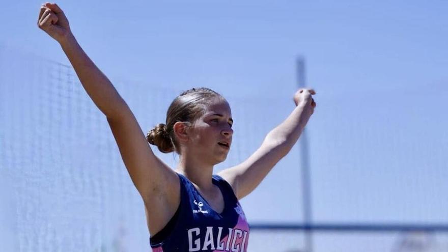 Sálvora Vilariño en un partido de balonmano playa.