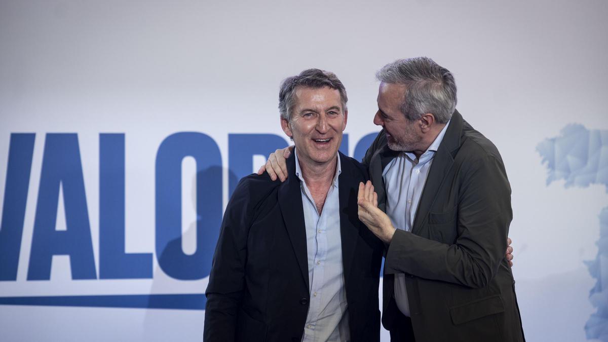 El líder del PP, Alberto Núñez Feijóo, junto al presidente de Aragón, Jorge Azcón, en una jornada de los conservadores en Zaragoza.