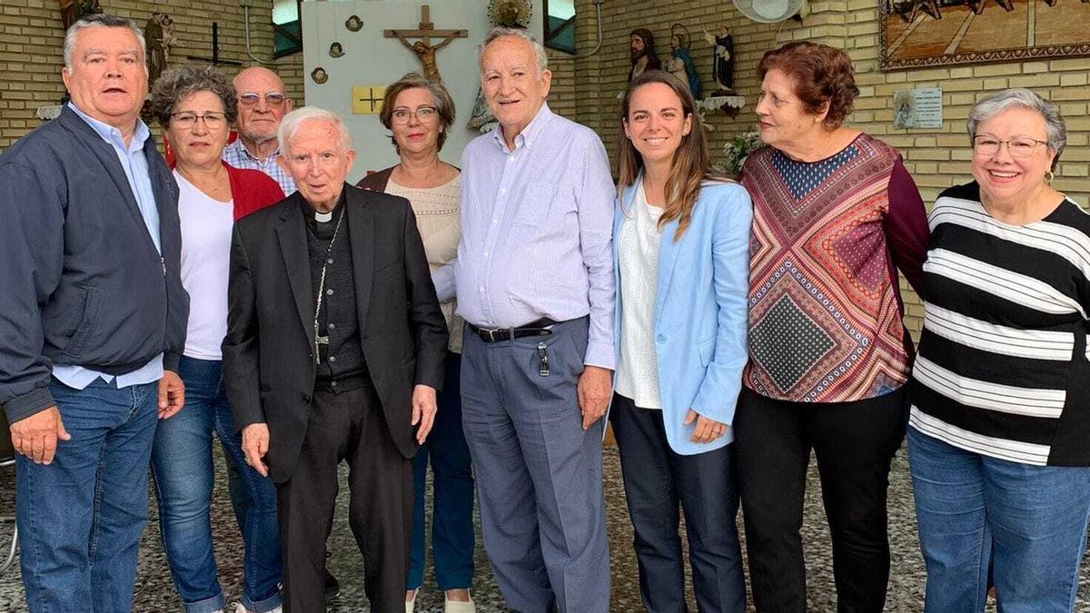 El cardenal Cañizares con la asociación de vecinos El Pantano de Torrent