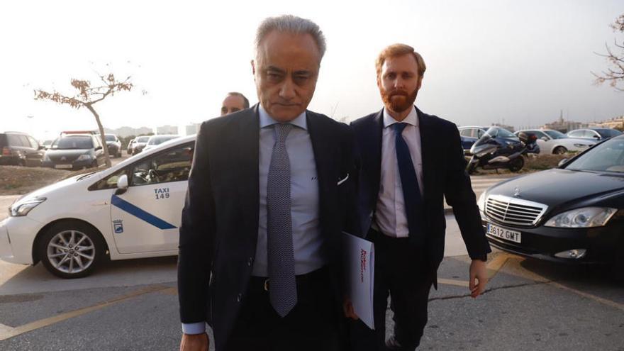 Miembros del equipo jurídico de los Al-Thani, entrando en la Ciudad de la Justicia el Málaga el pasado 18 de febrero.