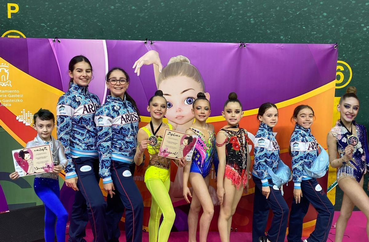 El equipo del Rítmica Ares, en Vitoria.