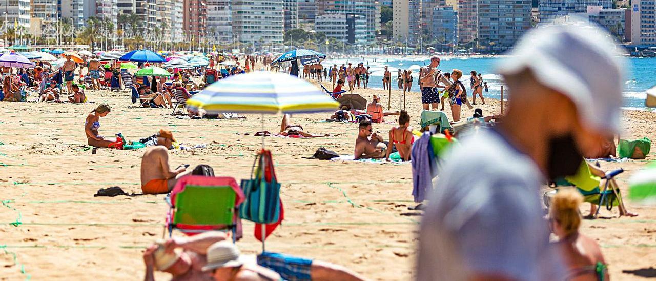 Benidorm recuperó en marzo las parcelas en las playas, a las que se puede acceder de 7 a 22.30.  | DAVID REVENGA