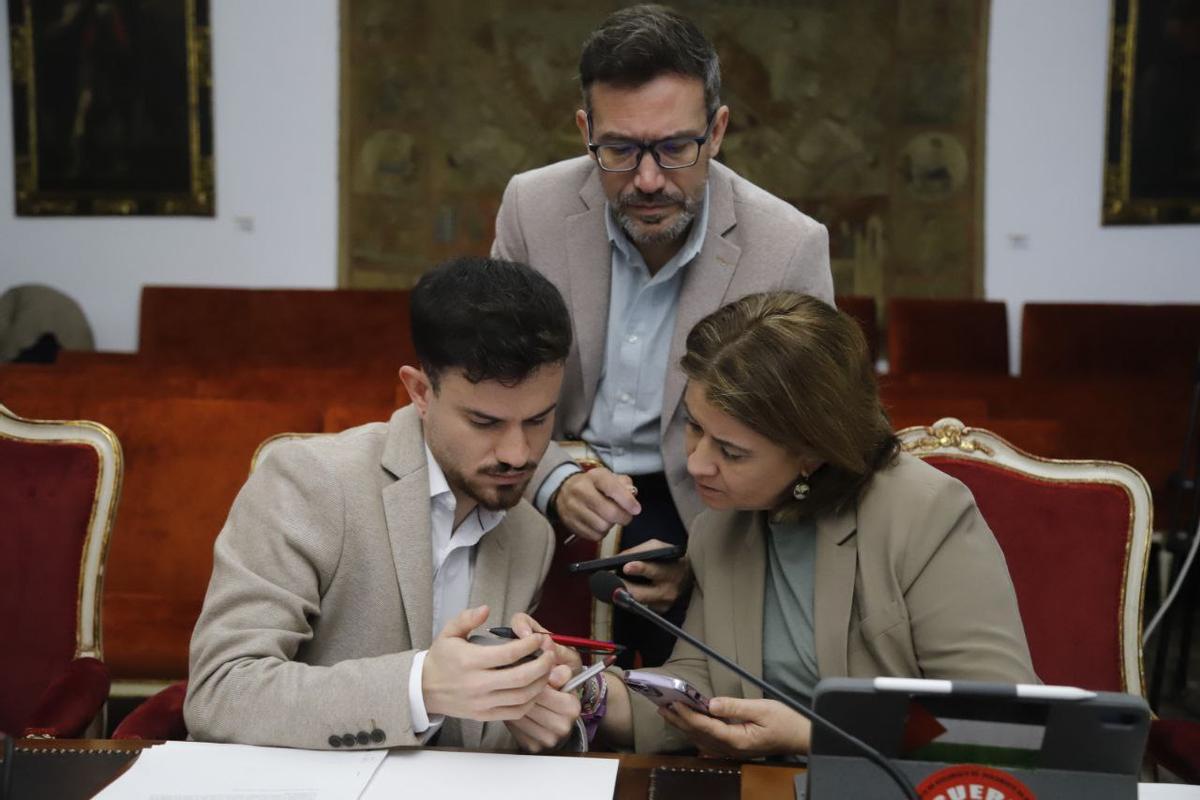 José Manuel Cobo, José Antonio Romero e Irene Ruiz, antes de comenzar el pleno.