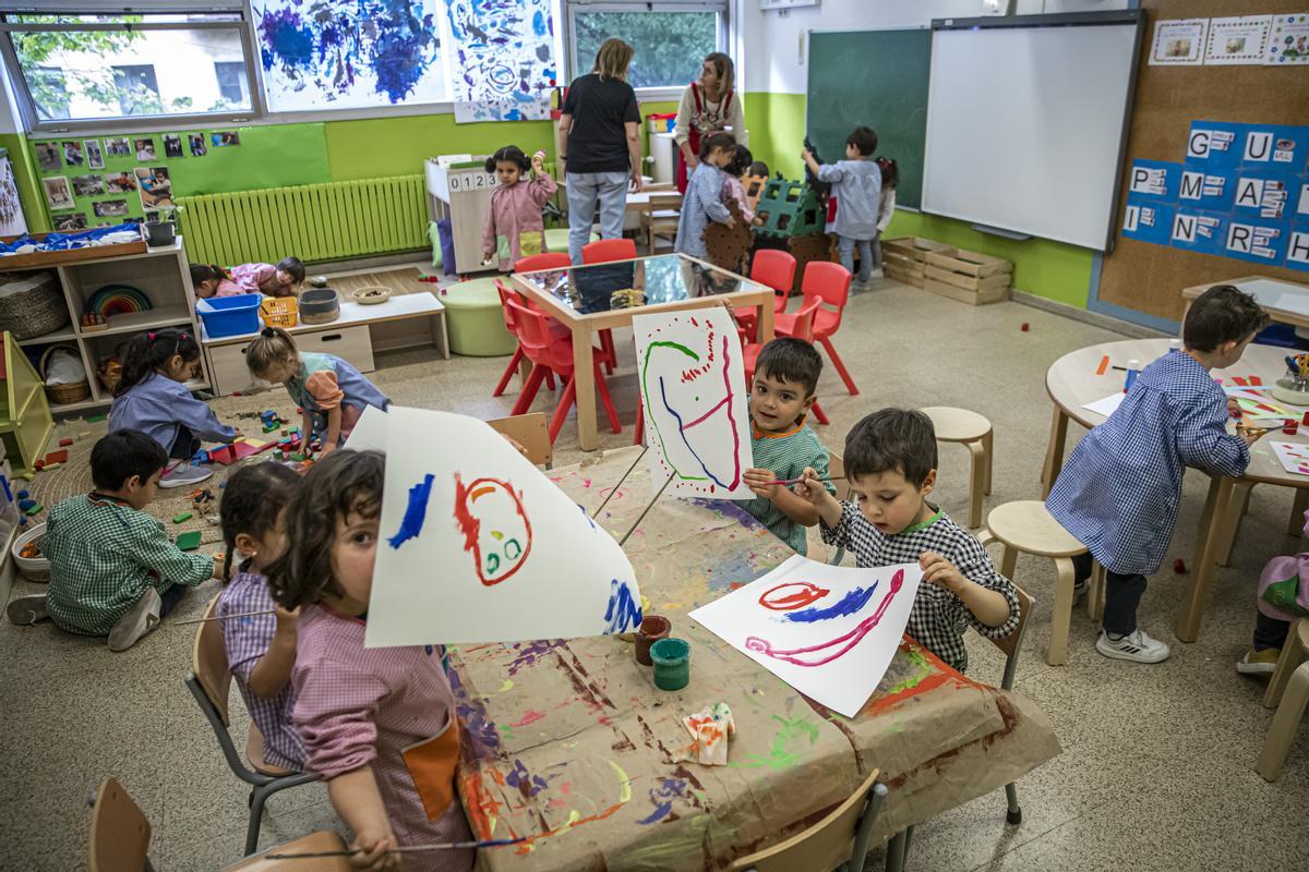 Famílies i professors urgeixen a aprofitar la caiguda de natalitat per baixar ràtios i millorar l’educació